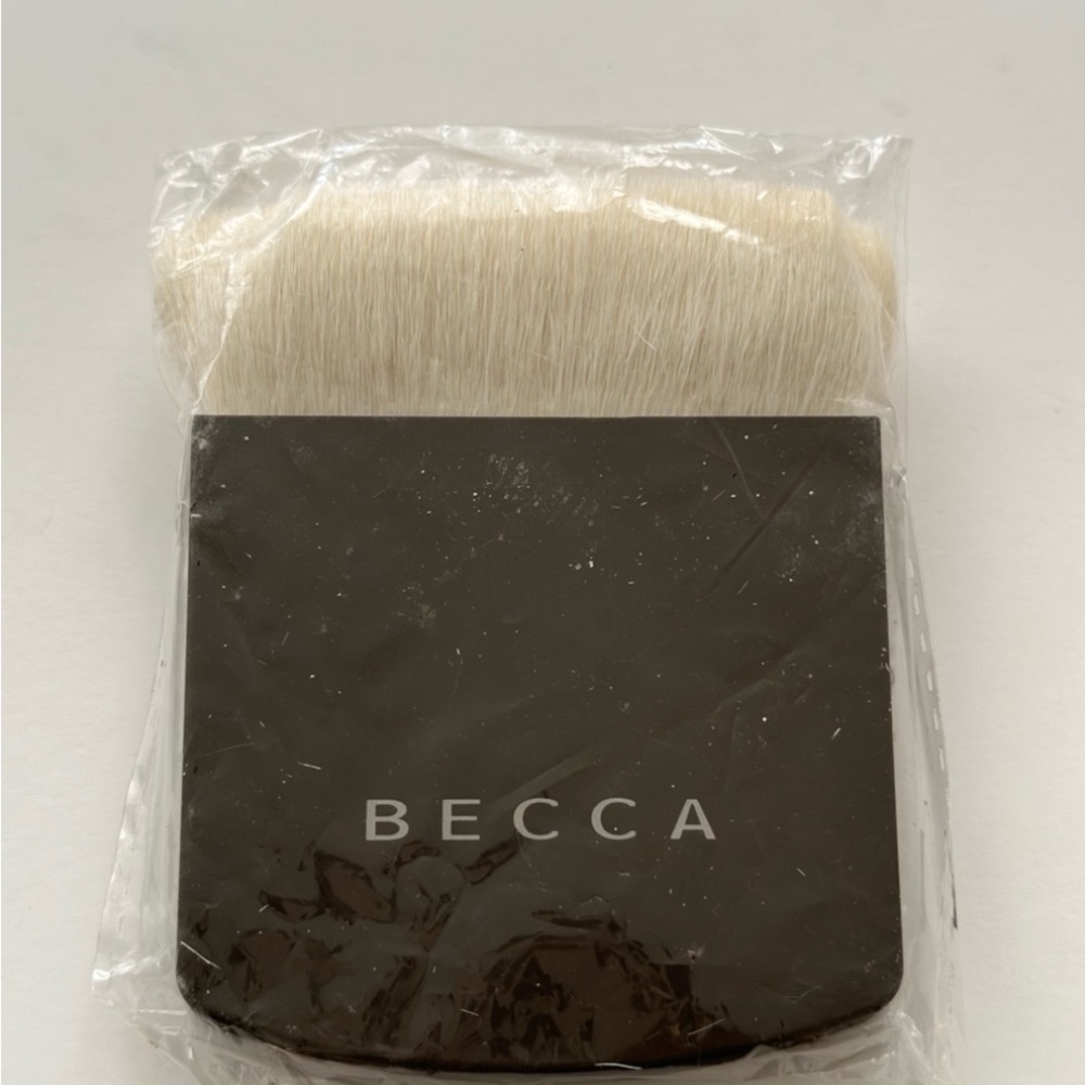 BECCA “The One” perfecting makeup brush with natural bristles
